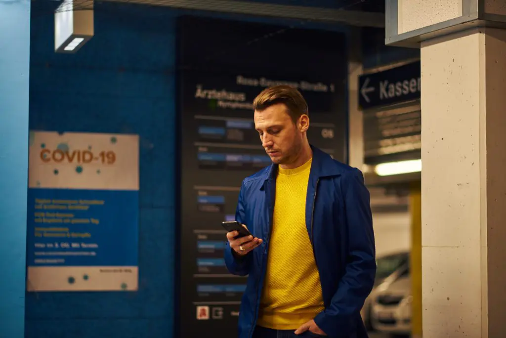 Junger Mann bucht einen Termin aus der U-Bahn in der Smartpraxis