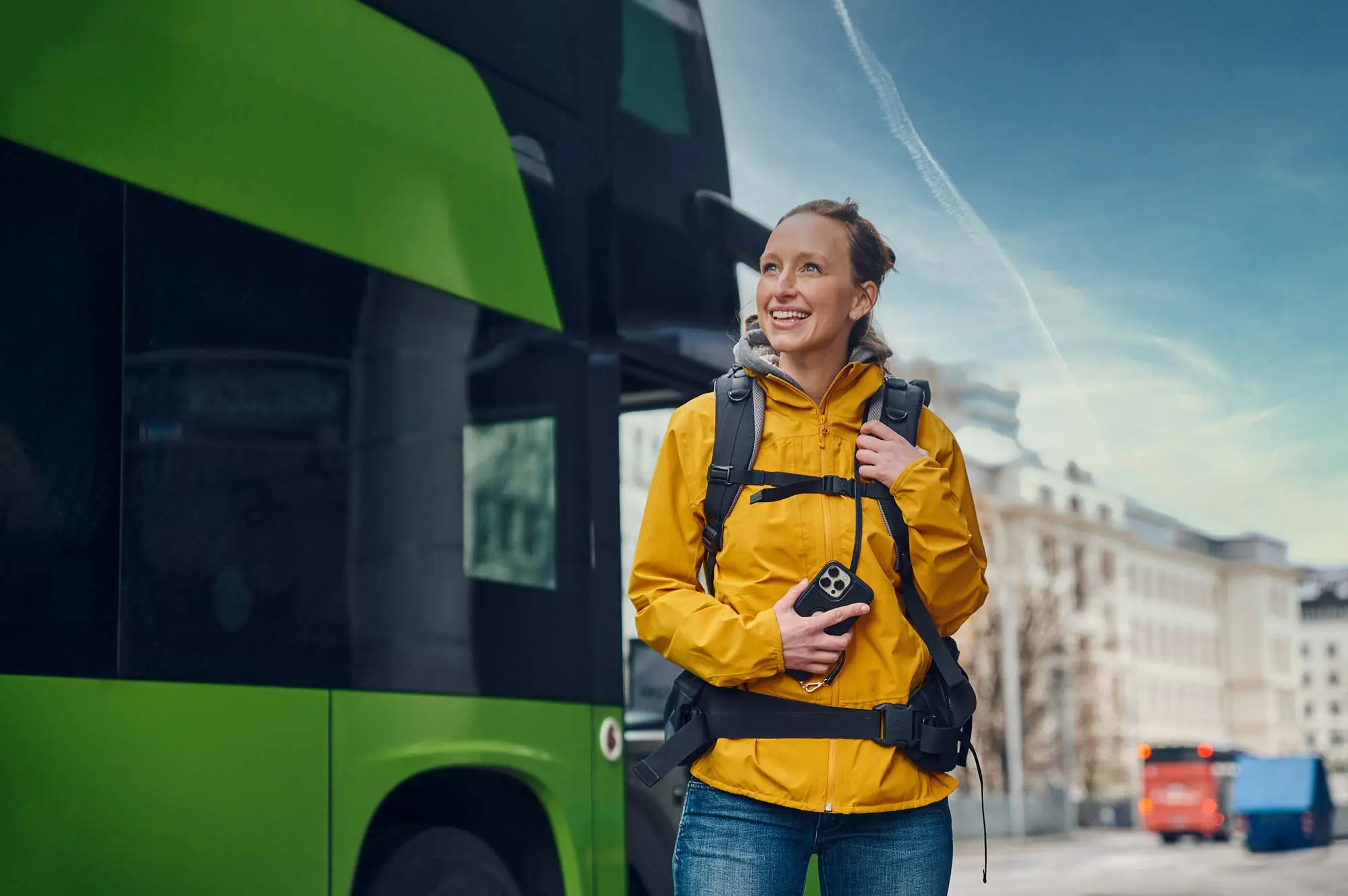 Frau mit Handy bucht Termin in der Smartpraxis