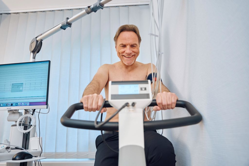 Mann am Ergometer