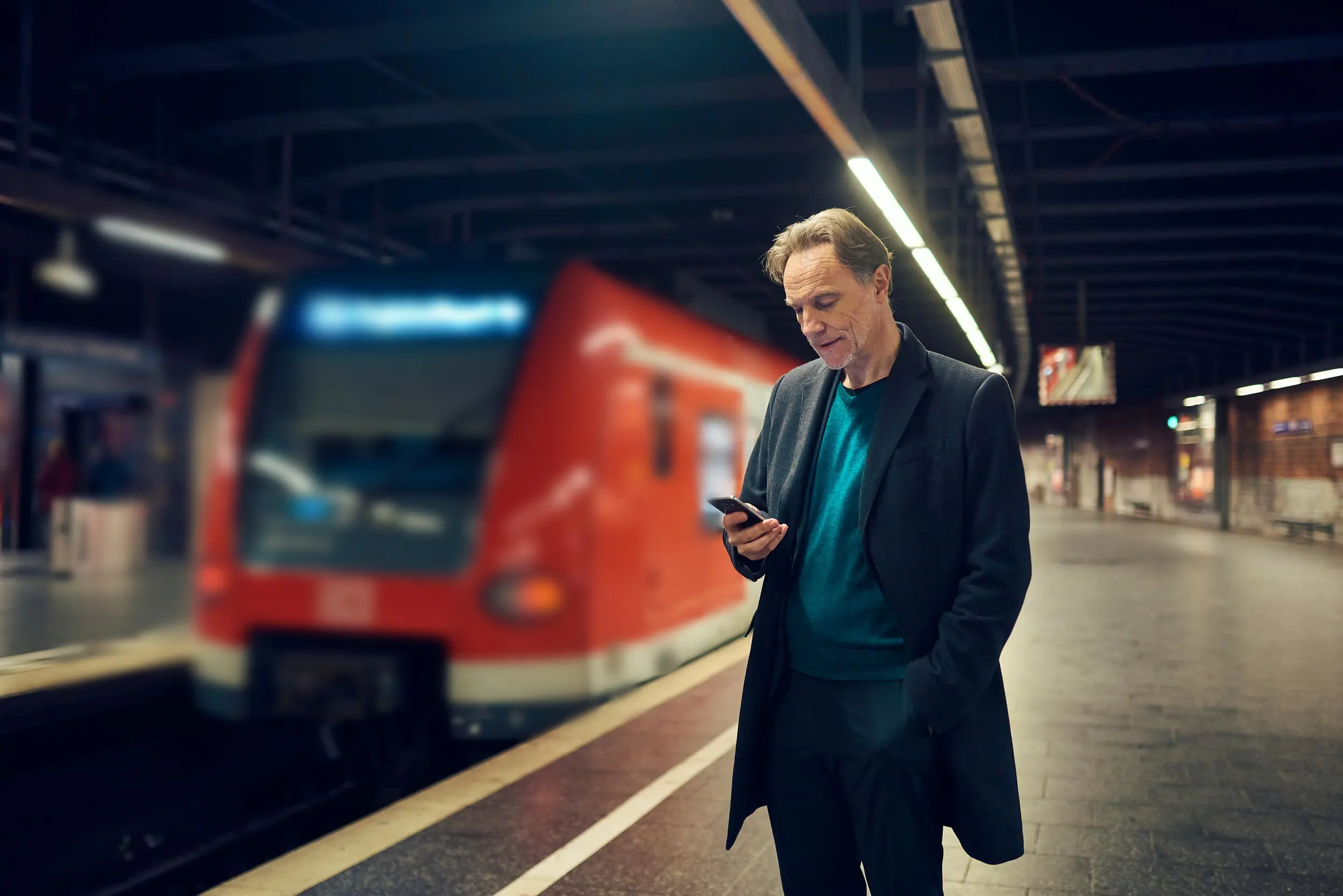 Mann bucht Termin in der Smartpraxis mit Smartphone