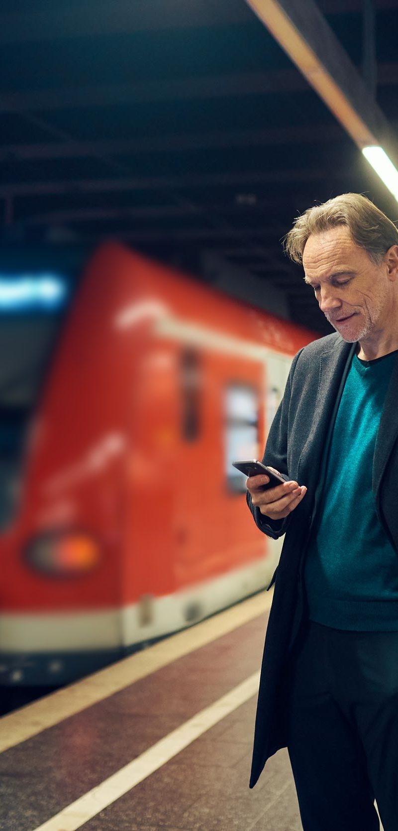 Mann mit Smartphone bucht Termin in der SmartPraxis